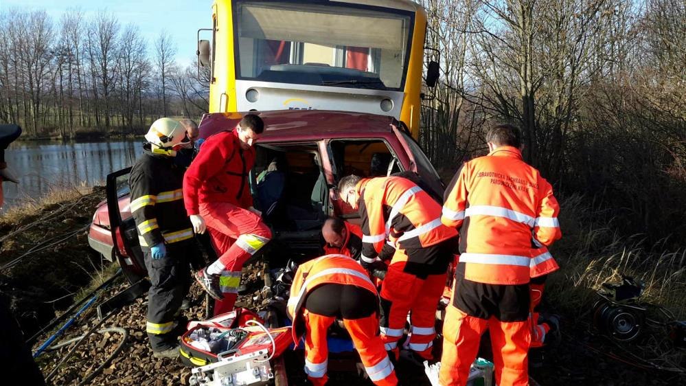 Práce záchraná�� na míst� nehody.