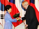 Jihokorejská prezidentka Pak Kun-hje a eský prezident Milo Zeman. (2....