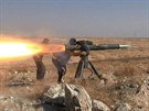 Bojovníci Islámského státu odpalují protitankovou raketu u syrského msta...