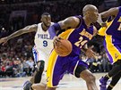 Kobe Bryant z LA Lakers se chystá k zakonení v utkání na palubovce...