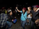 Pívrenci opozice oslavují v ulicích Caracasu ve Venezuele (7. prosince 2015).