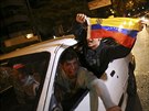 Pívrenci opozice mávají venezuelskou vlajkou, zatímco oslavují její vítzství...