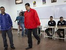 Venezuelský prezident Nicolas Maduro ve volební místnosti v Caracasu (7....