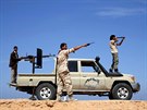 Vojáci v Libyi kontrolují pozice Islámského státu.