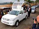 Pape Frantiek vyuil pi letoní návtv Keni a Ugandy terénní toyotu.