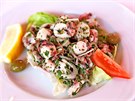 Jedním z oblíbených zpsob podávání chobotnice je studený salát.