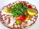 Carpaccio z chobotnice je povaované je jeden z kulinárních klenot.