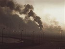 Hořící ropné vrty v Kuvajtu během operace Pouštní bouře v roce 1991