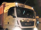 Uprchlíci v Calais prohodili devný kl pedním oknem eského kamionu.