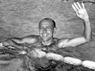 Emil Zátopek si bhem her v ím zaplaval v olympijském plaveckém bazénu....