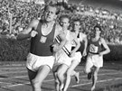 Emil Zátopek v ele závodu na 5000 metr na mezinárodních lehkoatletických...