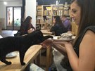 Koky v kavárn relaxují spolen s hosty