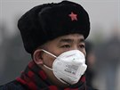 Obyvatelé Pekingu musí kvli smogu nosit rouky. Vznikla díky tomu nová móda...