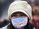 Obyvatelé Pekingu musí kvli smogu nosit na oblieji rouky. Vznikla díky tomu...