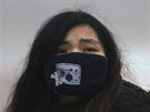 Obyvatelé Pekingu musí kvli smogu nosit na oblieji rouky. Vznikla díky tomu...
