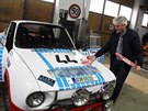 Jan Bl�ha u� m� startovn� ��sla, kter� mus� je�t� nalepit na �kodu 130 RS p�ed...