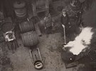 Poahování sud na dvoe tomáského pivovaru v roce 1935.