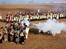 Voj�ci p�esn� dodr�ovali vojenskou taktiku roku 1805. Bojovalo se v uzav�en�ch...