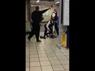 Zatýkání útoníka v londýnském metru. (6. prosince 2015)