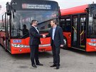 Ti nov autobusy pebr editel dopravnho podniku Slavoj Dolej (vlevo).