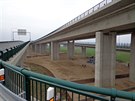 Pod mosty rychlostní silnice R35 v Opatovicích u byly provedeny finální...