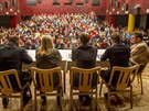 Na debatu v s�le kulturn�ho domu dorazili z�stupci kraje, m�sta i policie.