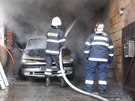 Požár auta u rodinného domu v Hořicích (4.12.2015).
