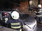 Požár auta u rodinného domu v Hořicích (4.12.2015).