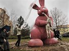 Odhalení sochy králíka, který poírá lovka, v Plzni na Koutce. (30....