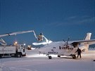 Ped odletem z Islandu bylo poteba z letadla odstranit sníh.