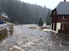 Roklanský potok v Modrav ráno dosáhla tetího povodového stupn, pozdji...