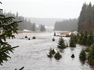 Roklanský potok v Modrav ráno dosáhla tetího povodového stupn, pozdji...