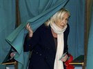 éfka Národní fronty Marine Le Penová bhem prvního kola francouzských...