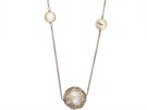 Dlouhý náhrdelník z kolekce Dior Cruise s krémovými perlami zdobenými motivem...