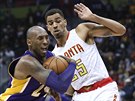 Kobe Bryant (vlevo) z LA Lakers se snaí obejít Thaba Sefoloshu z Atlanty.