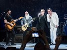 Eagles of Death Metal vystoupili na závr koncertu U2 jako speciální hosté....