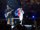 Eagles of Death Metal vystoupili na závr koncertu U2 jako speciální hosté (7....