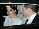 Britský princ William a jeho manelka Kate pi odjezdu z diplomatické veee v...
