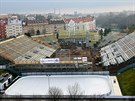 V Brn� za Lu��nkami vyr�st� venkovn� hokejov� ar�na, do hledi�t� se m� vej�t a�...