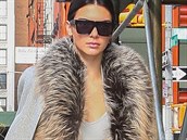 Modelka Kendall Jennerová ve světle šedém kalhotovém kompletu s masivním...