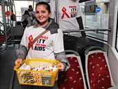 Mladí lidé včera prodávali v ostravské tramvaji prezervativy.