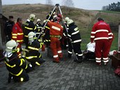 Do studny za ženou musel jeden z hasičů.