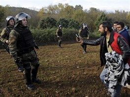 Makedonská policie s nasazením slzného plynu zabránila asi dvma stovkám...