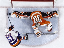 Glman Michal Neuvirth z Philadelphie likviduje njezd Franse Nielsena z New...