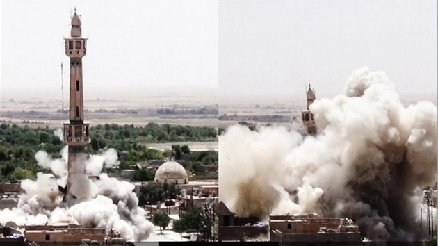 Islamisté si vyfotili, jak ničí minaret památky v Tal´Afaru. (4. prosince 2015)