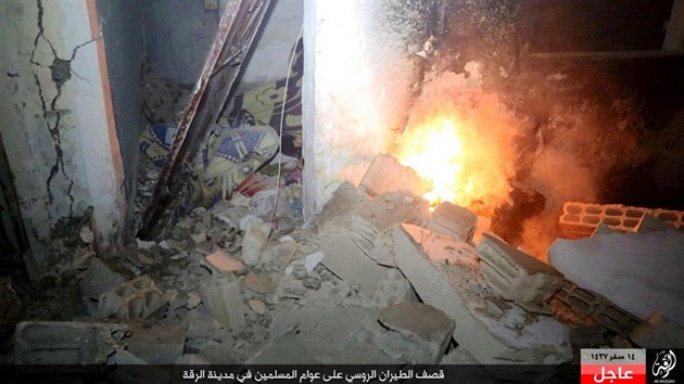 Následky ruských náletů v syrském Rakká. Snímek zveřejnil web Amaq news napojený na IS (27. listopadu 2015)
