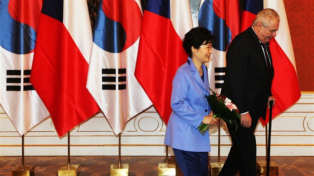 Jihokorejsk prezidentka Pak Kun-hje a esk prezident Milo Zeman. (2. prosince 2015)