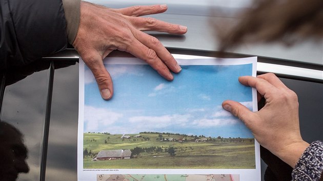Developer a bval cyklokrosov zvodnk Roman Kreuziger ukazuje pozemky na Zh u Horsk Kvildy, kde chce postavit nkolik dom.