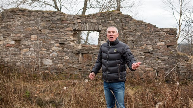 Developer a bývalý cyklokrosový závodník Roman Kreuziger ukazuje pozemky na Zhůří u Horské Kvildy, kde chce postavit několik domů.