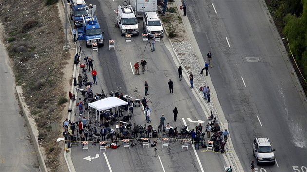 Zpravodajsk tmy na mst, kde policie znekodnila prchajc stelce ze San Bernardina (3. prosince 2015)
